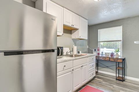 Kitchenette | Microwave | Coffee Bar w/ Keurig