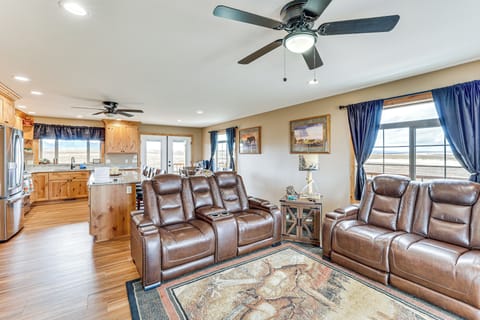 Living Room | Smart TV | Electric Heating/Cooling Fireplace