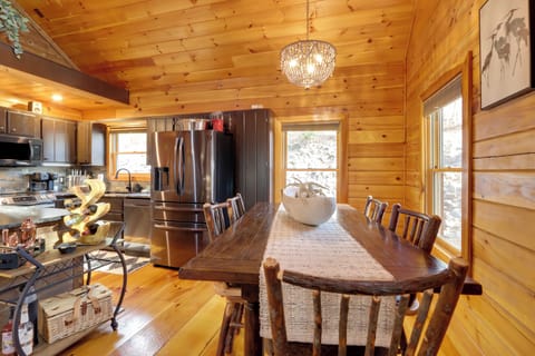 Dining Area | Dishware/Flatware Provided | 1st Floor