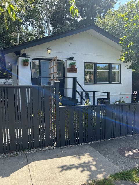 Prim Field Cottage! Stand alone property