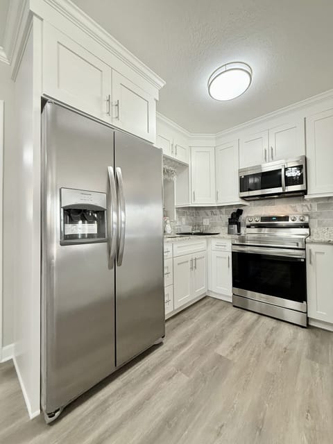 Fully equipped kitchen featuring a spacious kitchen island with 4 bar stools.
