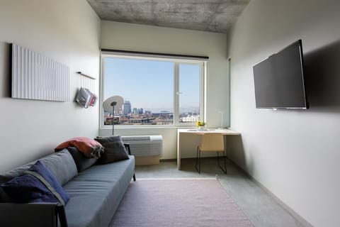 Get inspired at the desk with daylight and skyline views.