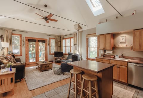 Charming Union Pier Cottage with Open concept living