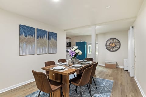The dining area comfortably accommodates up to 6 guests.