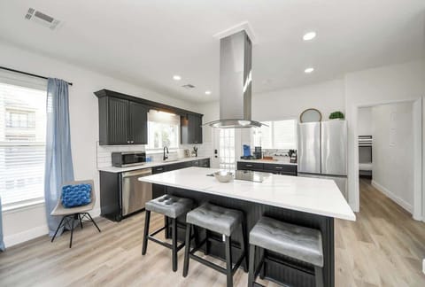 Prepping meals or hosting friends is a breeze in this kitchen! Make delicious memories in a space that is both functional & fun.