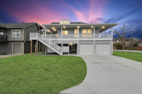 Welcome to our charming bay home in Kemah, Tx. 5 blocks from the Boardwalk