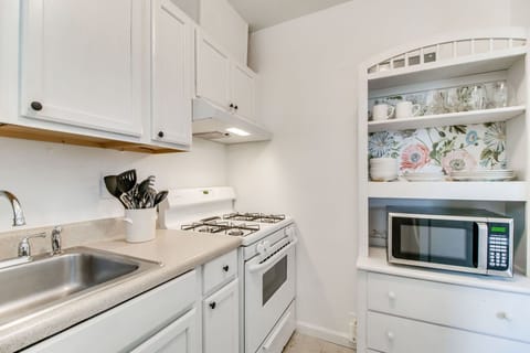 Whether you're cooking breakfast or heating up takeout, this kitchen has you covered.