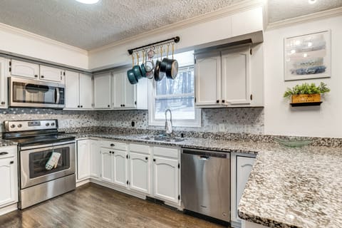 Kitchen | Keurig | Blender | Main Floor