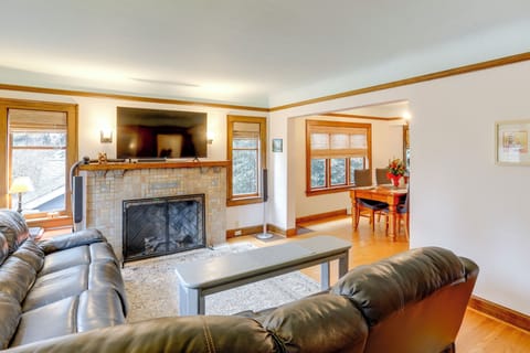 Seattle Vacation Rental | 2BR | 1BA | Stairs to Enter | 1,000 Sq Ft