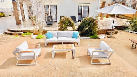 Front terrace lounge area.