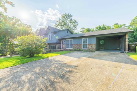 Your bright space with spacious parking! 