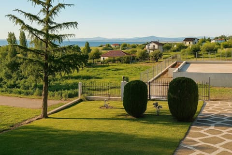 Open Countryside View from the Garden
Serene views stretching over the surrounding countryside — perfect for morning coffee or evening drinks.


