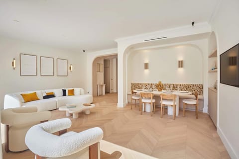 Salon avec canapé et table pour diner pour 6 personnes