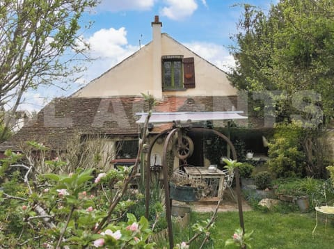 Garden with Guest entrance