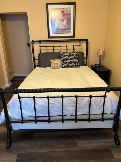 downstairs queen bedroom 