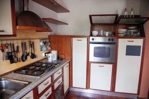 fully furnished kitchen with dishwasher, gas hob, oven & grill
