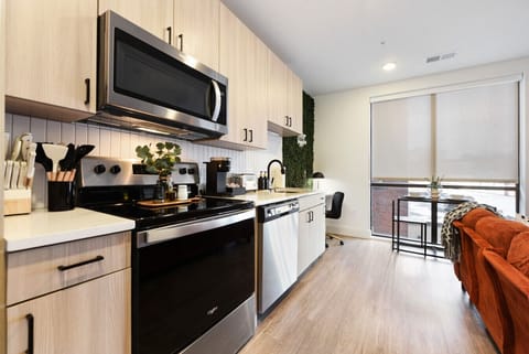 Fully stocked kitchen with open layout and contemporary style. 🍽️