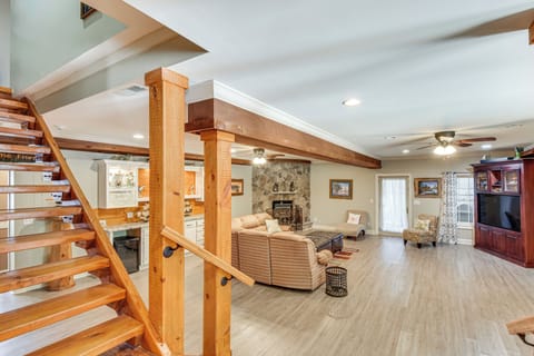 Den | Wet Bar | 1st Floor