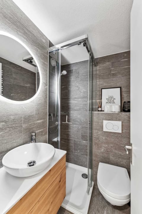 top modernes Badezimmer mit Dusche 