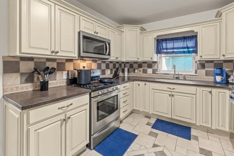 Kitchen complete with utensils