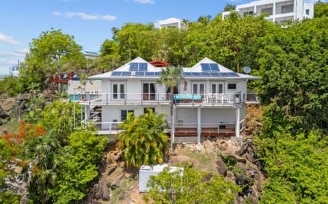 On the top floor are three bedrooms, two bathrooms, the main living room and kitchen. On the second floor you will find the full apartment with fourth bedroom, third bathroom and second living room and kitchen.