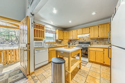 Kitchen | Cooking Basics | Drip Coffee Maker | Keurig | Main Level