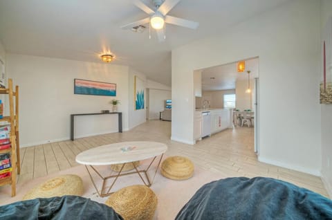 Spacious living room. (Agave House)