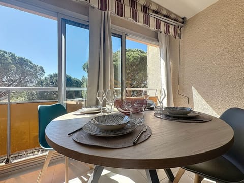 Profitez du calme et de la luminosité avec une vue relaxante sur la nature. Un parfait endroit pour un repas convivial, vous pourrez facilement dialoguer tout en admirant le paysage paisible depuis votre table.