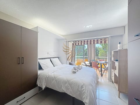 Profitez de la lumière naturelle depuis la véranda attenante idéal pour des petits-déjeuners en plein air, tout en conservant une ambiance cosy grâce à l`aménagement moderne de la pièce.