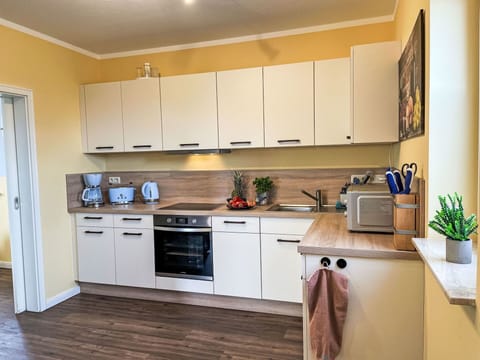 Kitchen Appliance, Kitchen, Countertop, Cabinetry, Furniture, Major Appliance, Interior Design, Flooring, Wood, Home Appliance