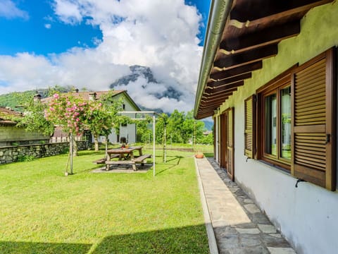 House, Rural Area, Cottage, Porch, Farmhouse, Mountain Range, Valley, Lawn, Yard, Eco Hotel