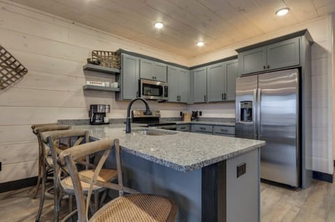 Bluemoon Ridge's fully equipped kitchen