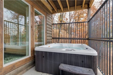 Bluemoon Ridge's bubbling hot tub