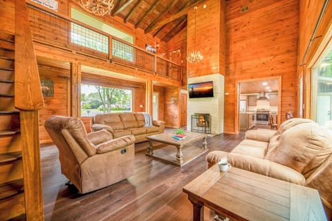 Creekfront Lodge's cozy living area