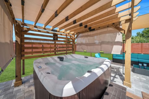 Relax in this luxury Hot Tub! Bubbles included!