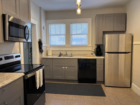 Fully equipped kitchen - stove, microwave, dishwasher & coffee machine