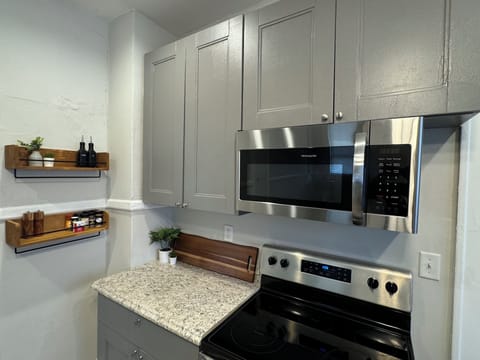 Fully equipped kitchen - stove, microwave, dishwasher & coffee machine