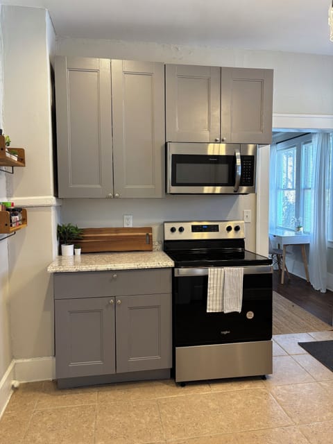 Fully equipped kitchen - stove, microwave, dishwasher & coffee machine