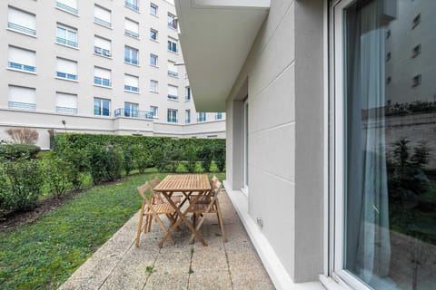 Terrasse + petit jardin