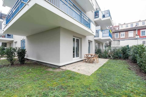 Terrasse + petit jardin