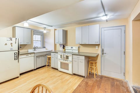 Pittsburgh Vacation Rental | Studio | 1BA | 2 Steps to Enter | 110 Sq Ft