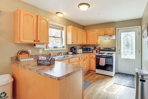 Kitchen | Main Level | Keurig & Drip Coffee Makers | Toaster | Cooking Basics