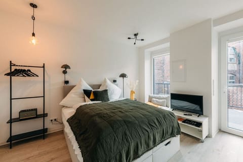 Mach es dir in diesem stilvollen Rückzugsort gemütlich! Das kuschelige Bett, sanftes Licht und ein Hauch von Modernität laden zum Entspannen ein. Perfekt für erholsame Nächte und entspannte Morgen mit Blick auf die Stadt.