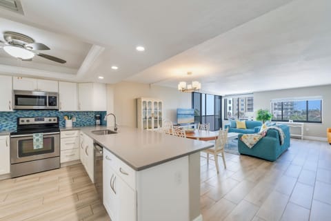 Beach Therapy! Welcome to the fabulous Sandarac Beachfront Condo 405B