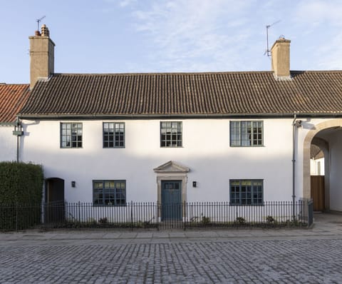 Churchill Cottage - the exterior of the cottage