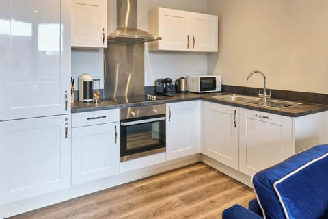 Crosby Gardens Apartment, Waterloo - Host & Stay