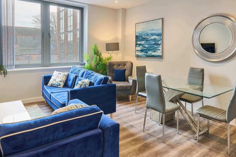 Crosby Gardens Apartment, Waterloo - Host & Stay