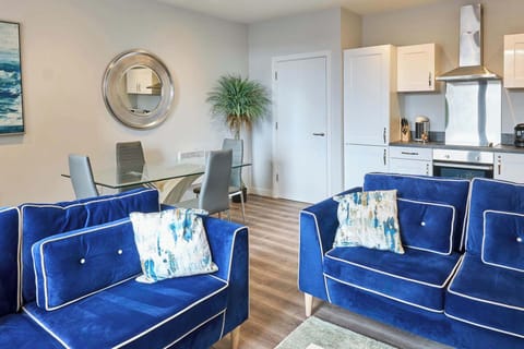 Crosby Gardens Apartment, Waterloo - Host & Stay