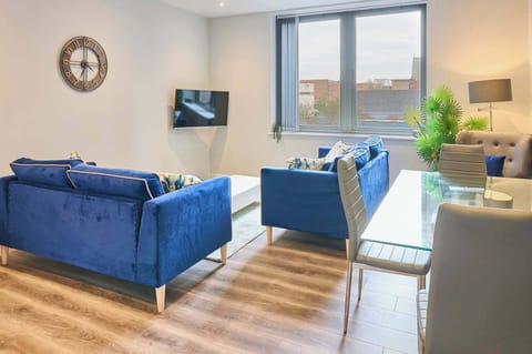 Crosby Gardens Apartment, Waterloo - Host & Stay