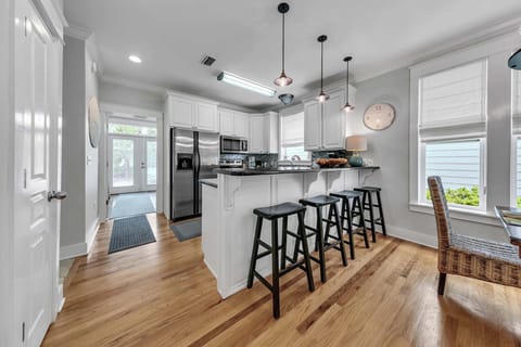 Eat-in kitchen bar with seating for four